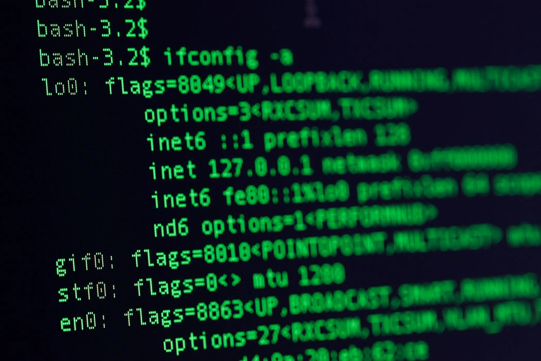 Giao diện dòng lệnh Bash của Unix/Linux với chữ màu xanh trên nền đen, minh họa cho triết lý đơn giản và hiệu quả trong lập trình Unix