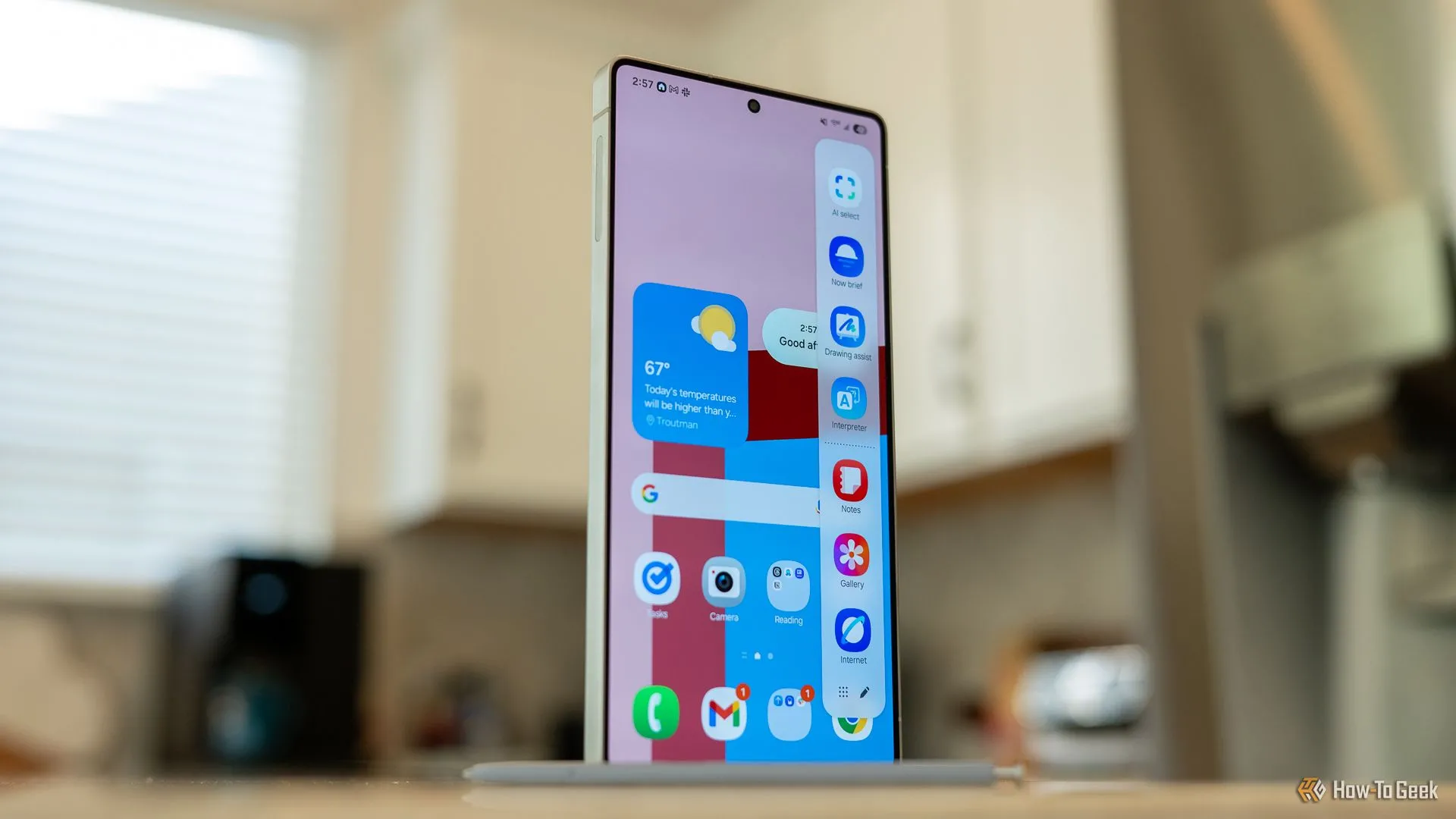 Giao diện Edge Panel đang mở rộng trên Samsung Galaxy S25 Ultra, cho thấy các phím tắt ứng dụng và chức năng