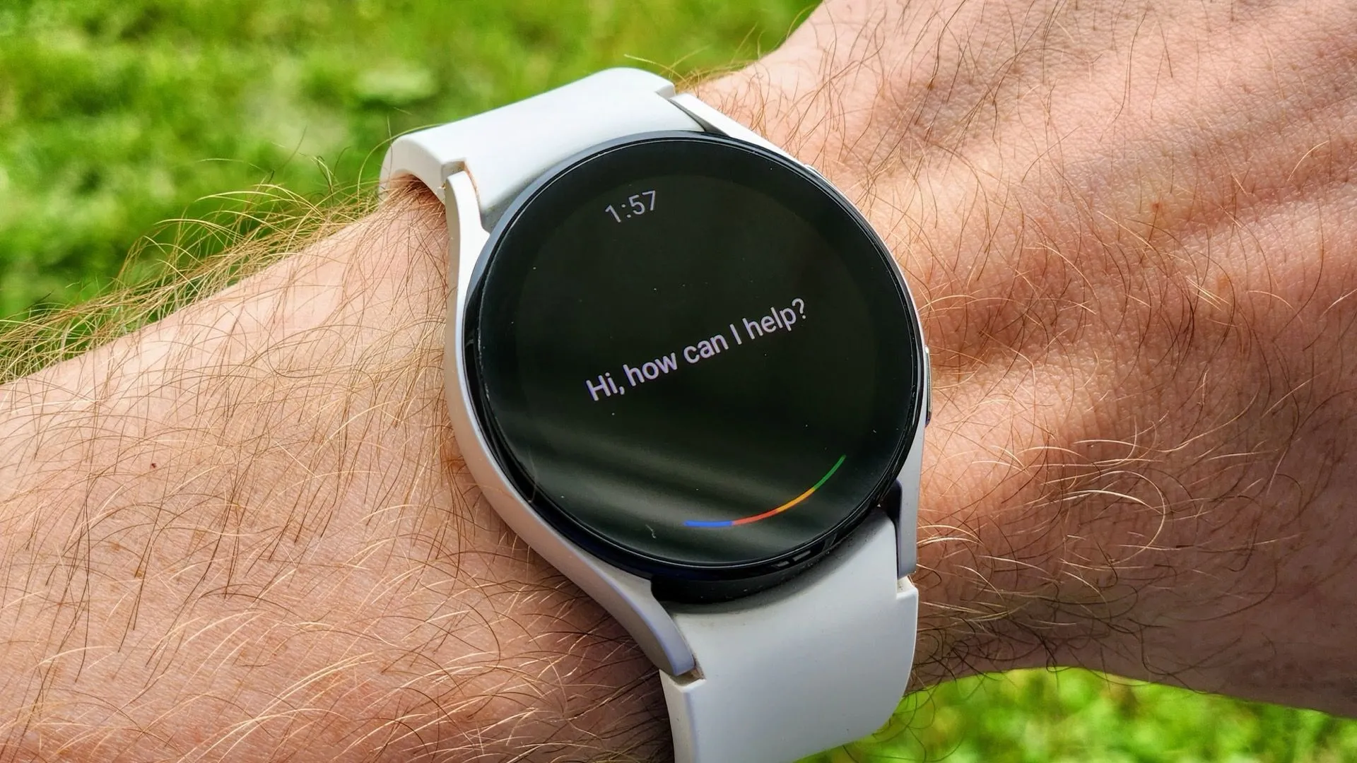 Giao diện Google Assistant trên một chiếc smartwatch, biểu thị sự thay thế bởi Gemini