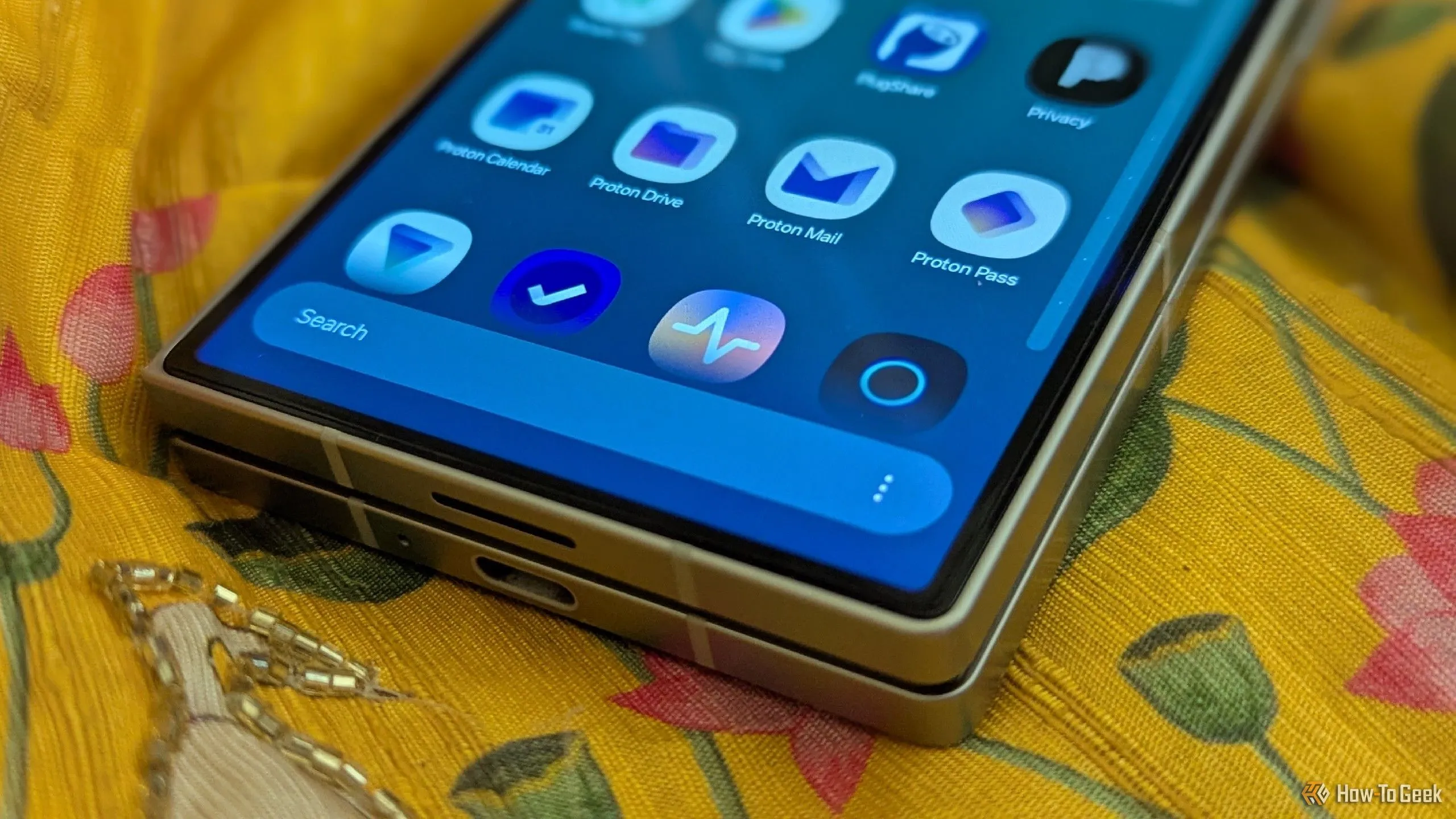 Giao diện ngăn kéo ứng dụng dọc trên điện thoại Samsung Galaxy Z Fold 6, thể hiện khả năng cuộn mượt mà và trực quan