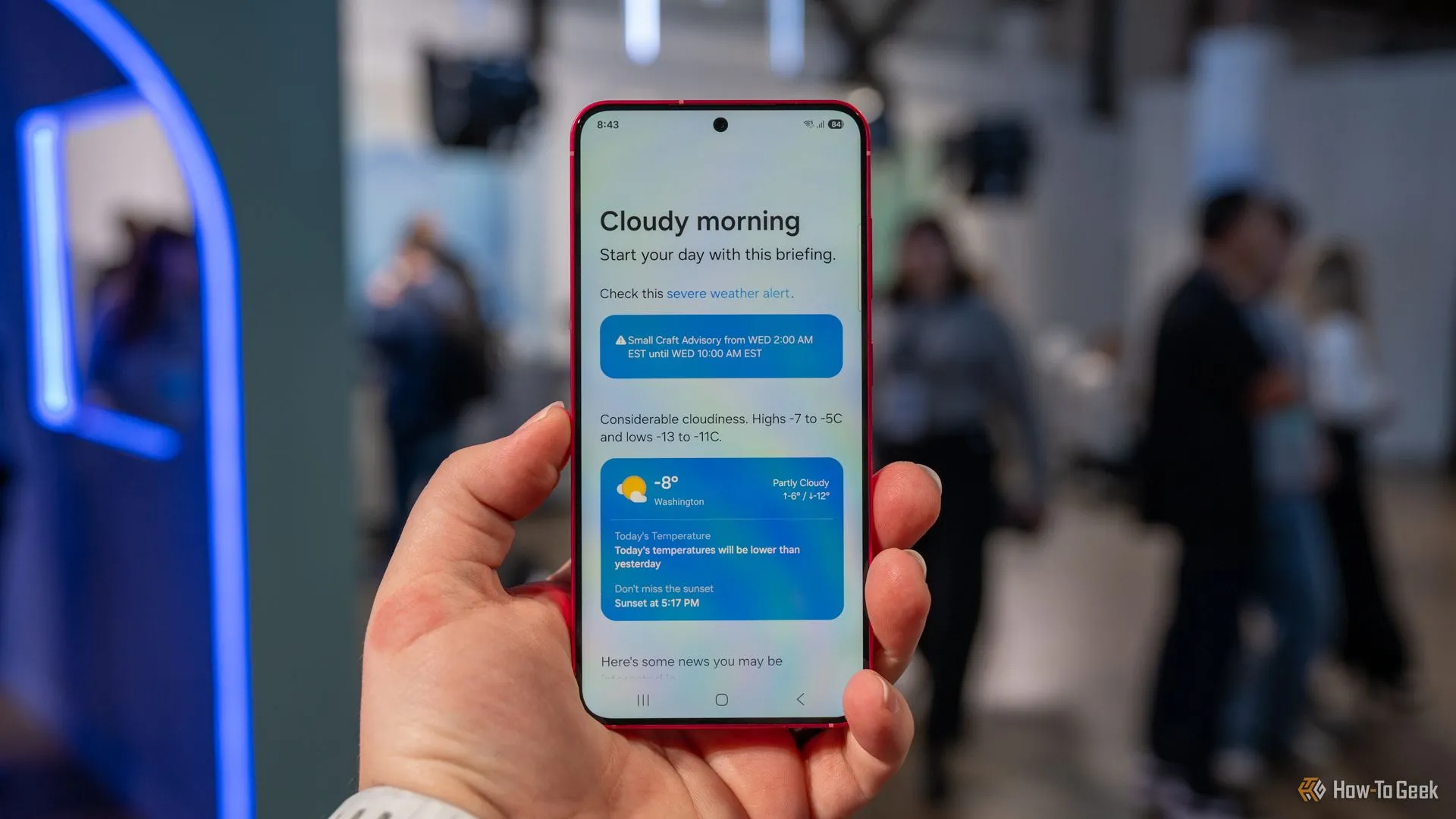Giao diện Now Brief đang chạy trên điện thoại Samsung Galaxy S25.