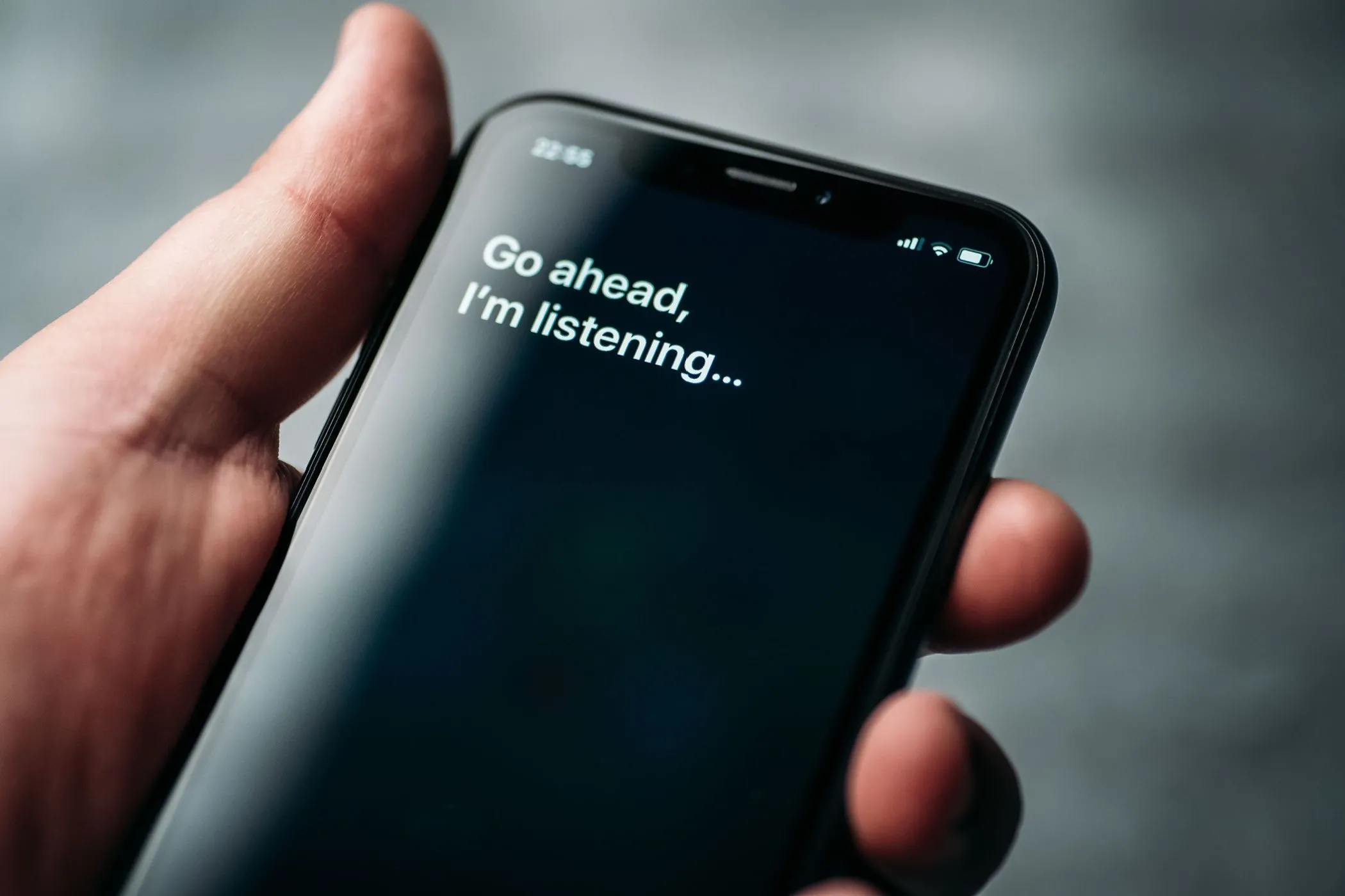 Giao diện Siri trên iPhone hiển thị thông báo &quot;Cứ nói đi, tôi đang nghe&quot;