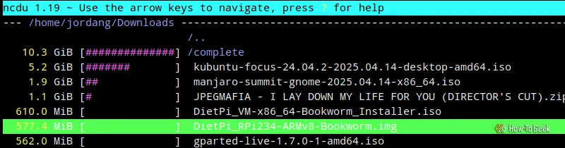 Giao diện terminal Linux với thư mục Downloads được mở trong trình duyệt tệp ncdu, hiển thị các tệp tải về chiếm nhiều dung lượng