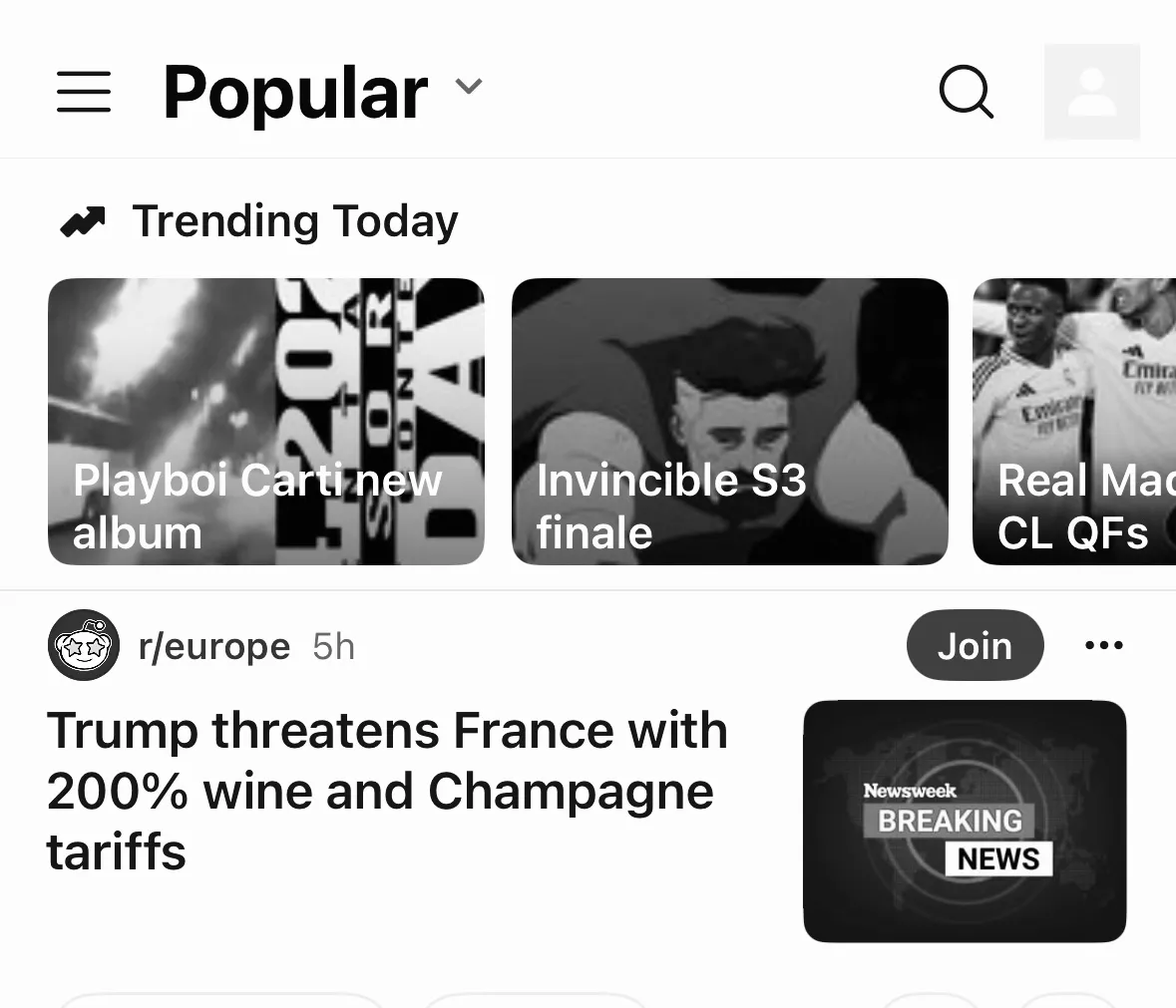 Giao diện trang chủ Reddit trên iPhone với màn hình đen trắng (grayscale), minh họa chế độ hiển thị giảm hấp dẫn.