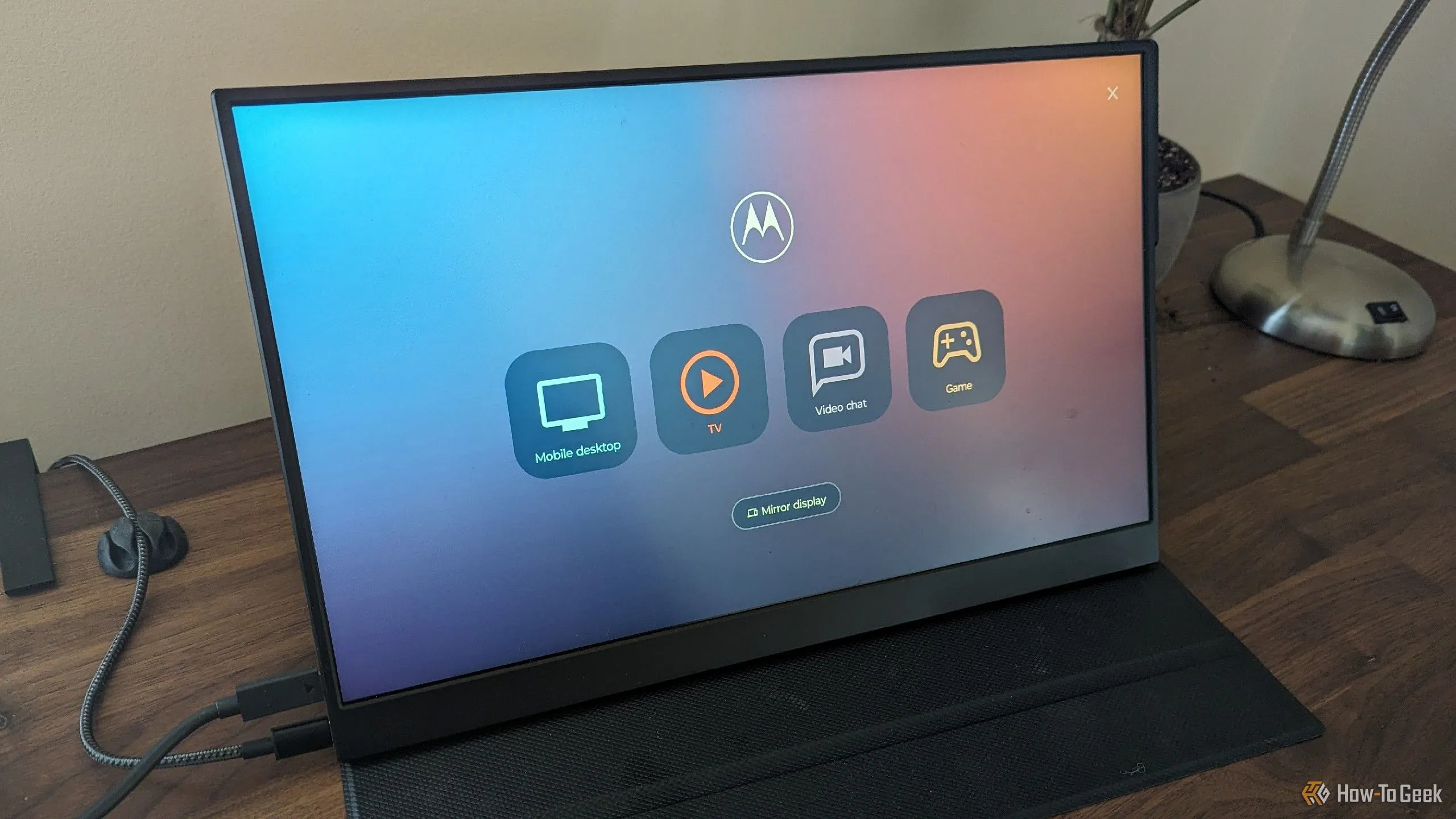 Giao diện trình khởi chạy Motorola Ready For (Smart Connect) trên màn hình di động, cung cấp các tùy chọn nhanh cho game, video, chat và chế độ desktop.