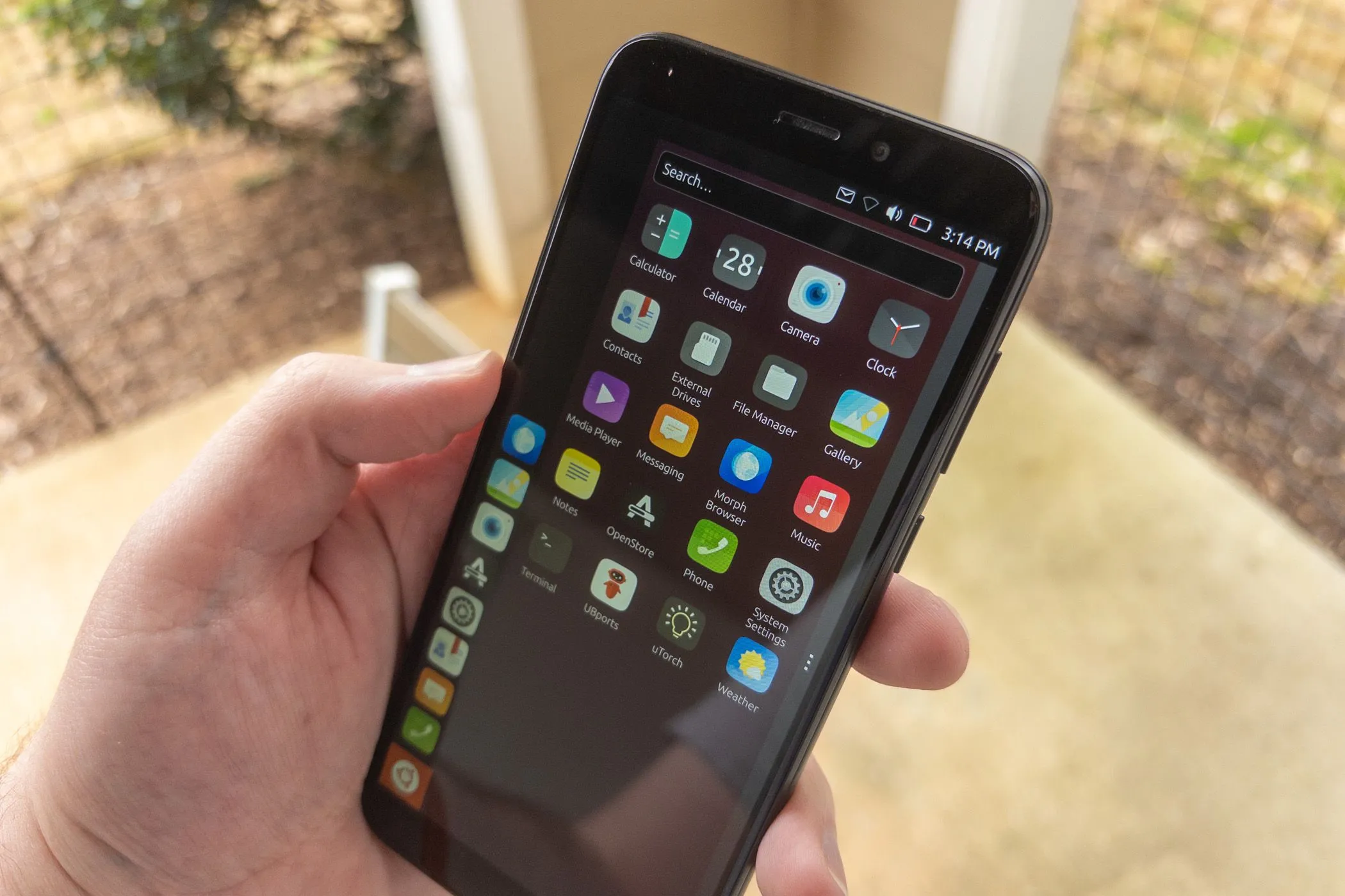 Giao diện Ubuntu Touch đang chạy trên một chiếc PinePhone, thể hiện nỗ lực không thành công của Canonical trong lĩnh vực di động.