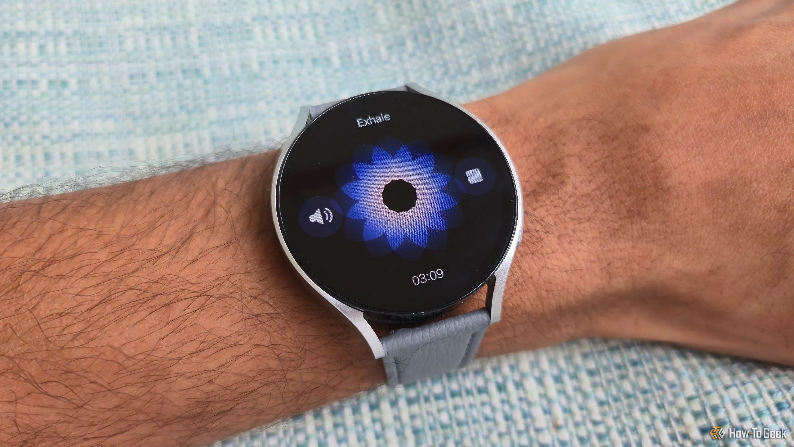 Giao diện ứng dụng tập thở trên Samsung Galaxy Watch 6 hiển thị bông hoa trực quan