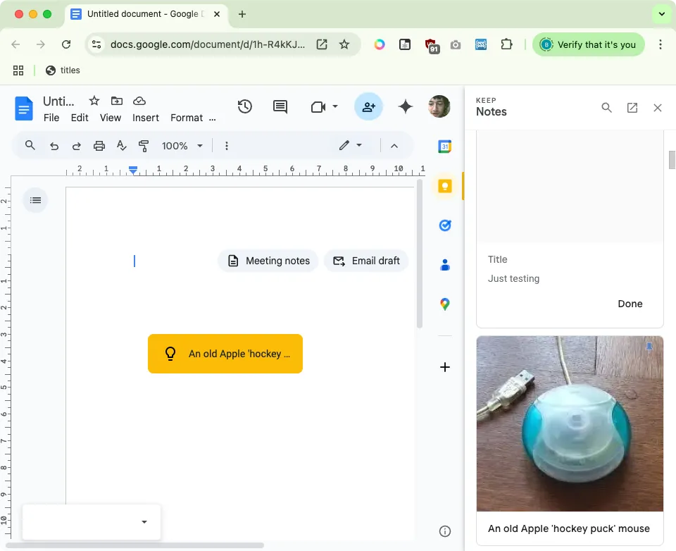 Giao diện ứng dụng web Google Docs với thanh bên hiển thị các ghi chú Google Keep, minh họa việc kéo một ghi chú vào tài liệu.