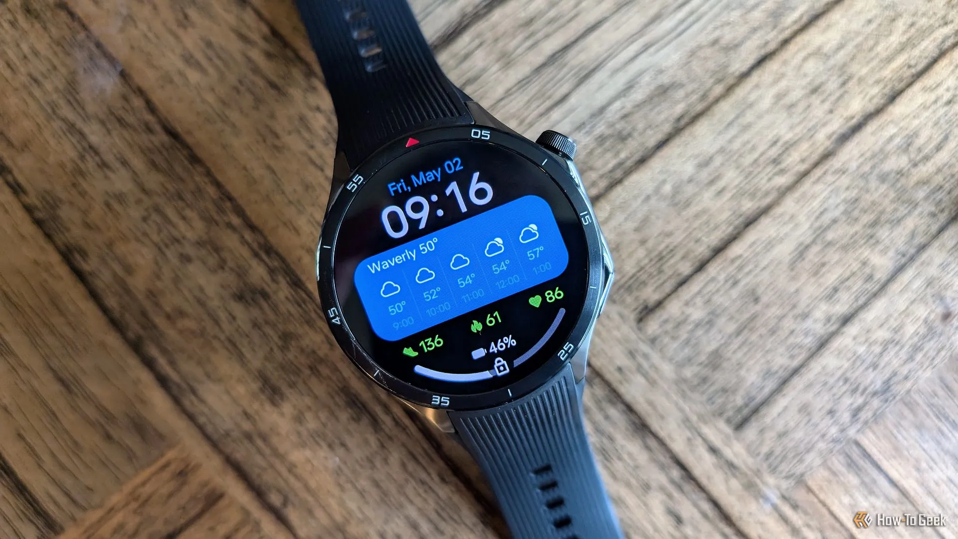 Giao diện Wear OS 5 trên OnePlus Watch 3 với các biểu tượng ứng dụng.
