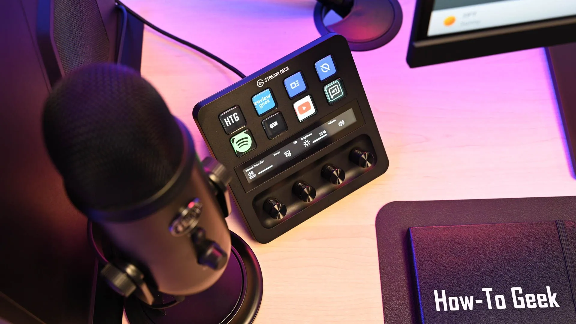 Góc nhìn từ trên xuống của thiết bị Elgato Stream Deck+ với các nút LCD tùy chỉnh và con lăn điều khiển, thể hiện khả năng tối ưu hóa quy trình làm việc cho người dùng chuyên nghiệp.