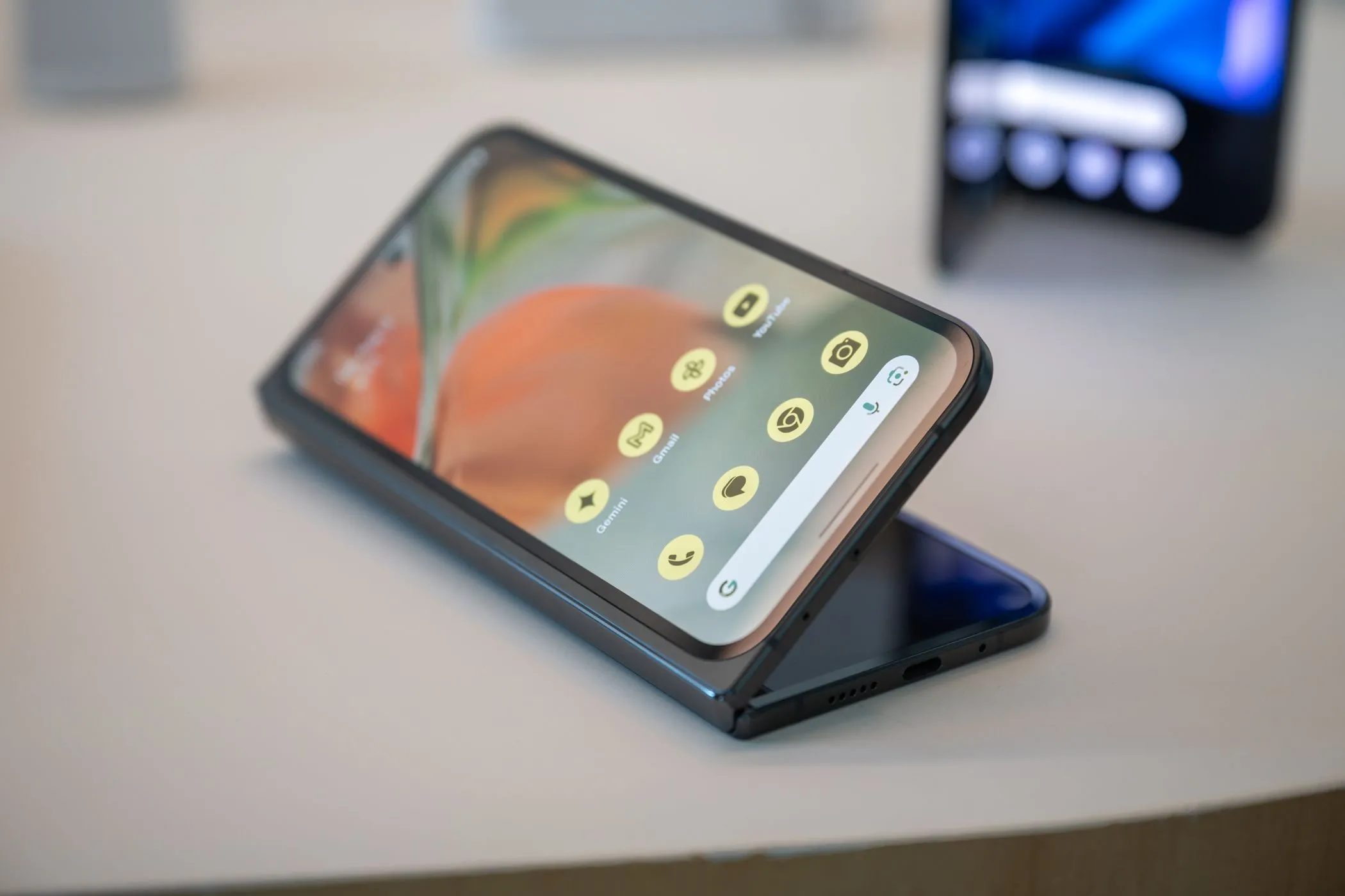 Google Pixel 9 Pro Fold đang nằm trên bàn, hơi mở ra