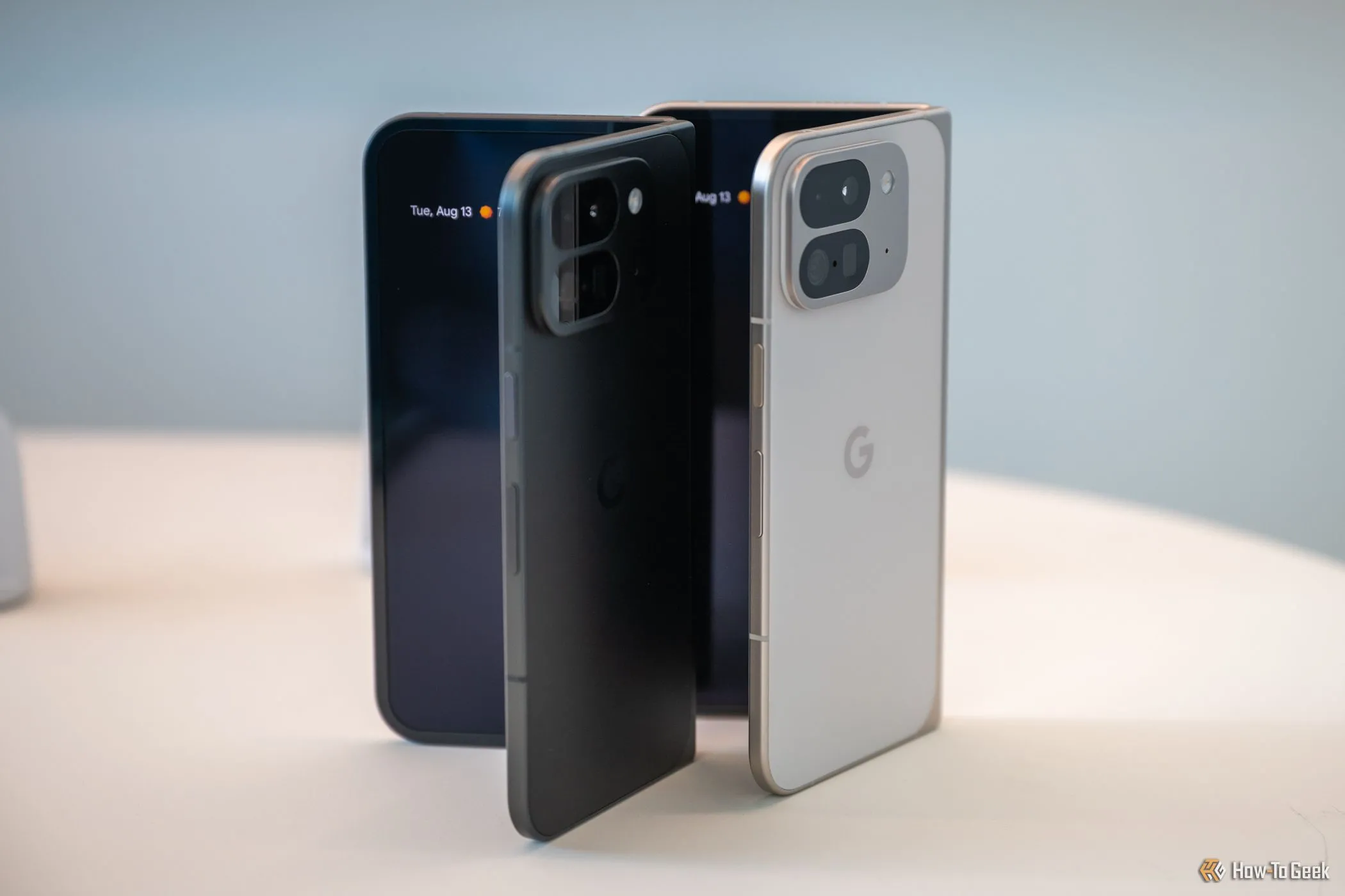 Google Pixel 9 Pro Fold màu sứ và đen obsidian mở hé trên bàn