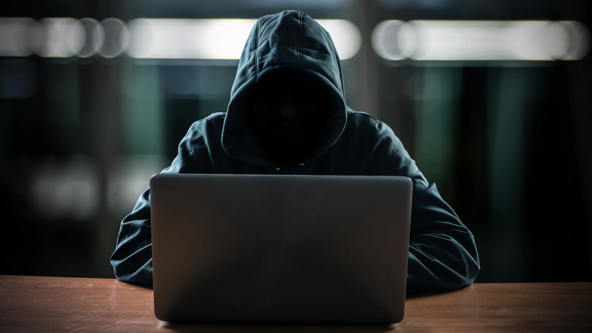 Hacker đang tấn công dữ liệu, minh họa nguy cơ bảo mật từ các cổng sạc và dữ liệu