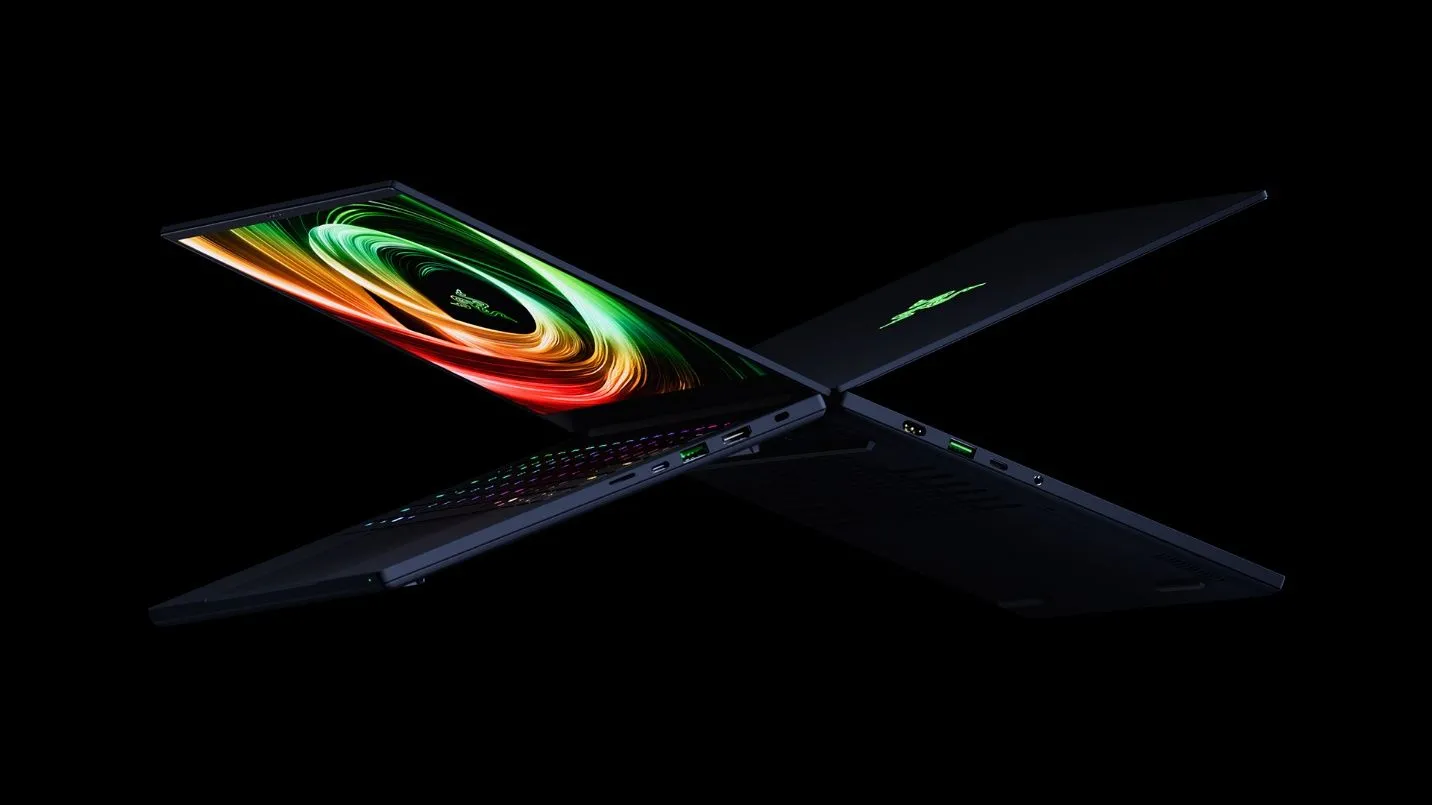 Hai chiếc laptop gaming Razer Blade 14 2025 đặt đối lưng, khoe thiết kế mỏng nhẹ, cổng kết nối và màn hình OLED sắc nét từ các góc độ khác nhau.