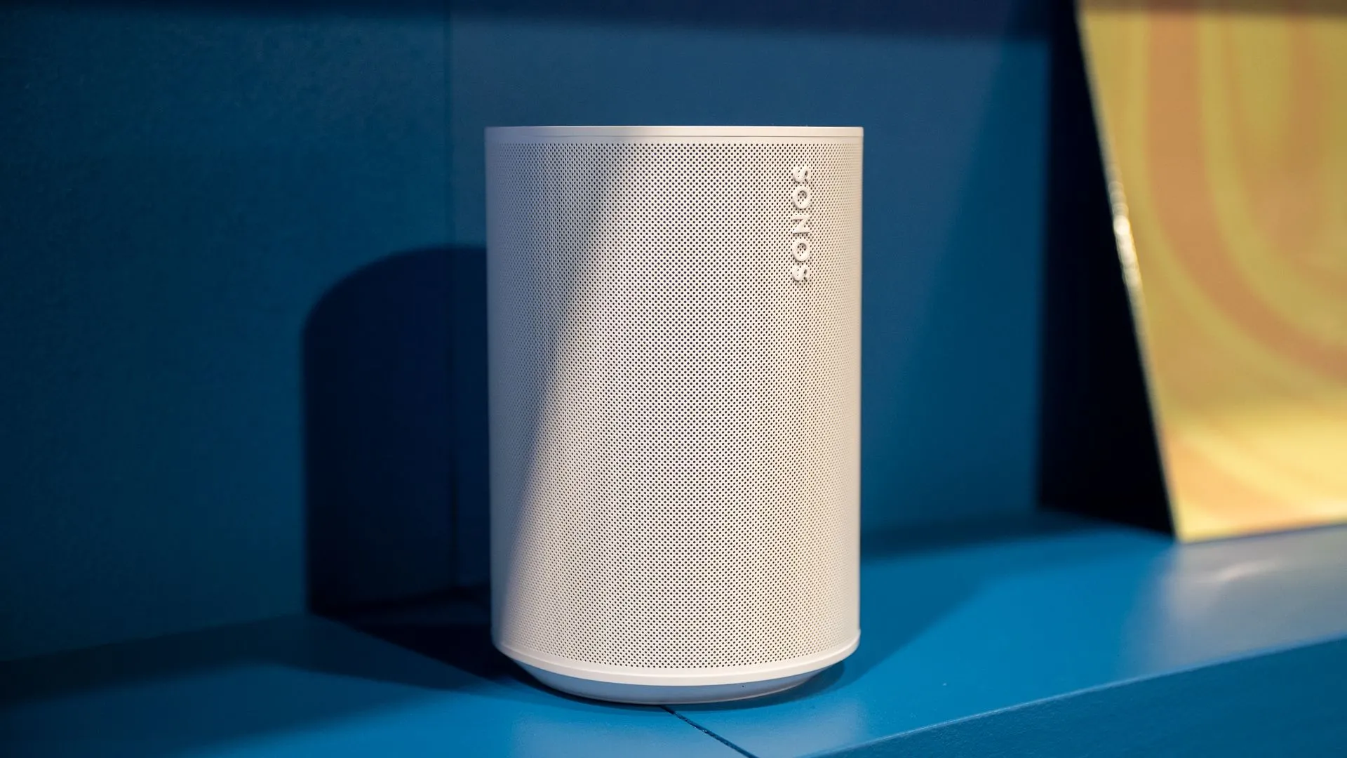 Hai chiếc loa Sonos Era 100 màu đen và trắng
