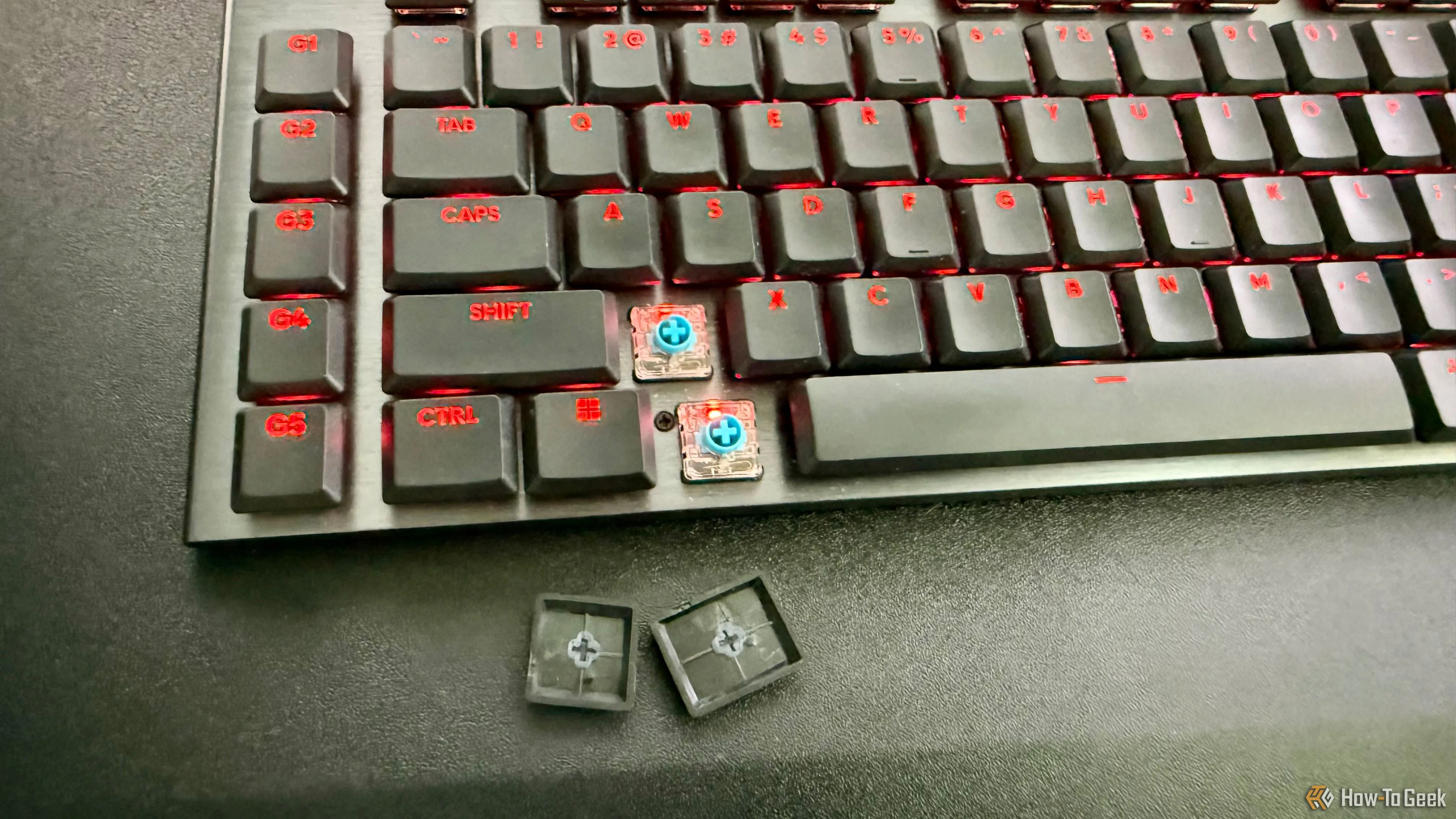 Hai keycap trên bàn phím Logitech G915 X Lightspeed được tháo rời, lộ switch GL low-profile