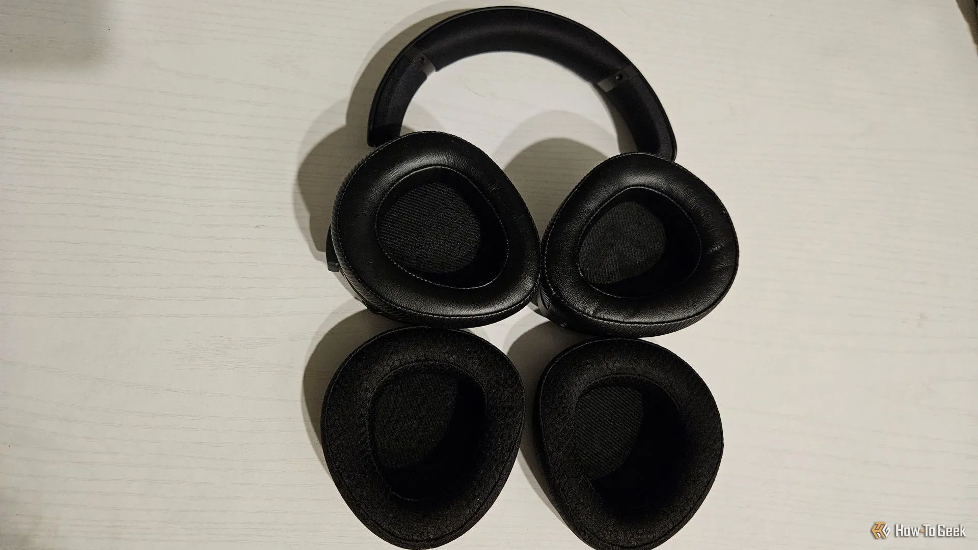 Hai loại đệm tai khác nhau đi kèm tai nghe gaming ROG Delta II giúp tăng cường sự thoải mái.