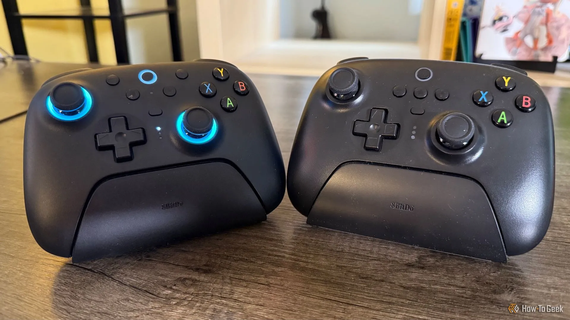 Hai tay cầm chơi game không dây 8BitDo Ultimate 2 và 8BitDo Ultimate 2.4 GHz đặt cạnh nhau.