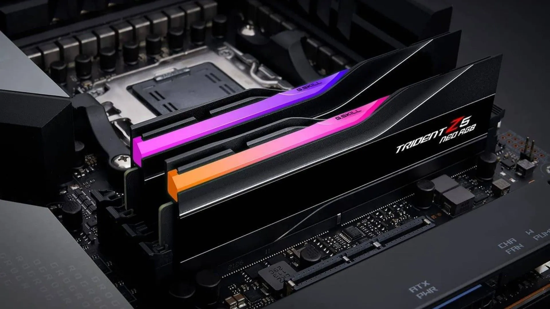 Hai thanh RAM G.SKILL Trident Z5 Neo RGB lắp vào khe DIMM, một trong những lựa chọn DDR5-6000 CL30 tối ưu cho Ryzen AM5