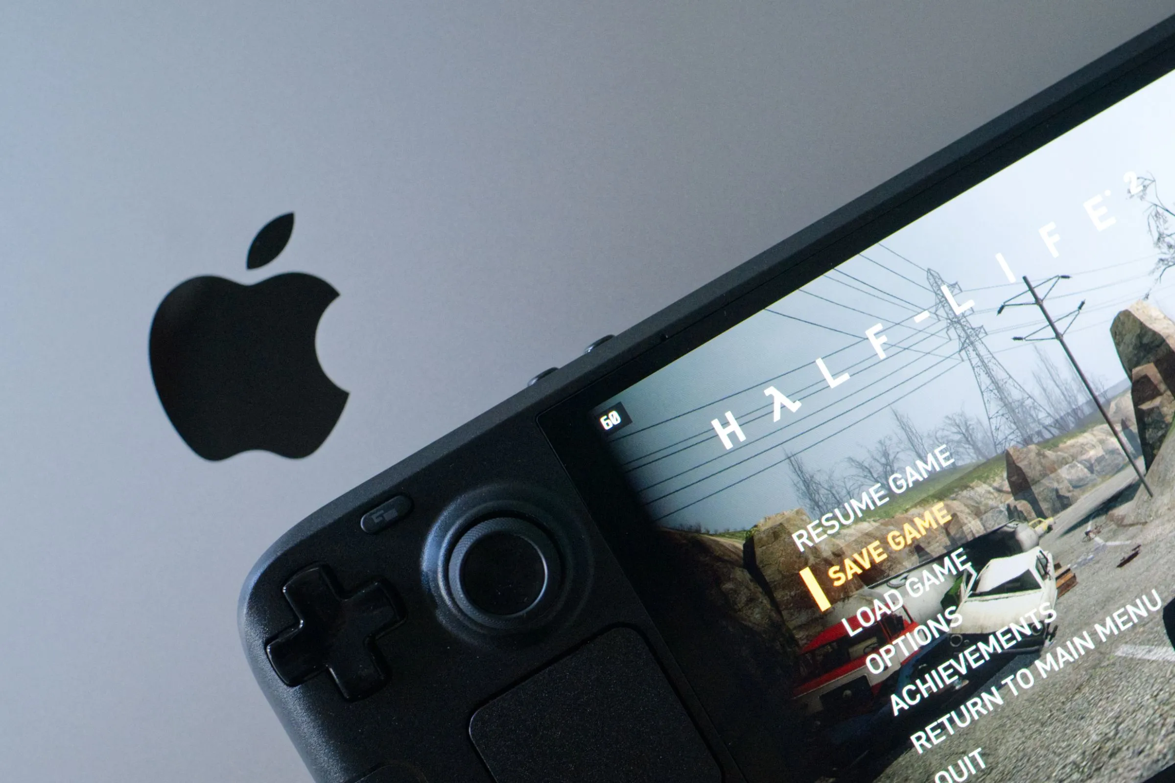 Half-Life 2 được chơi trên Steam Deck OLED đặt cạnh MacBook Pro, thể hiện sự linh hoạt của nền tảng chơi game cầm tay.