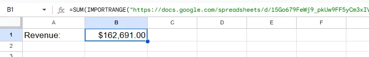 Hàm IMPORTRANGE trong Google Sheets đang được sử dụng cùng với hàm SUM để trả về tổng các giá trị trong một cột bảng trong một tệp khác.