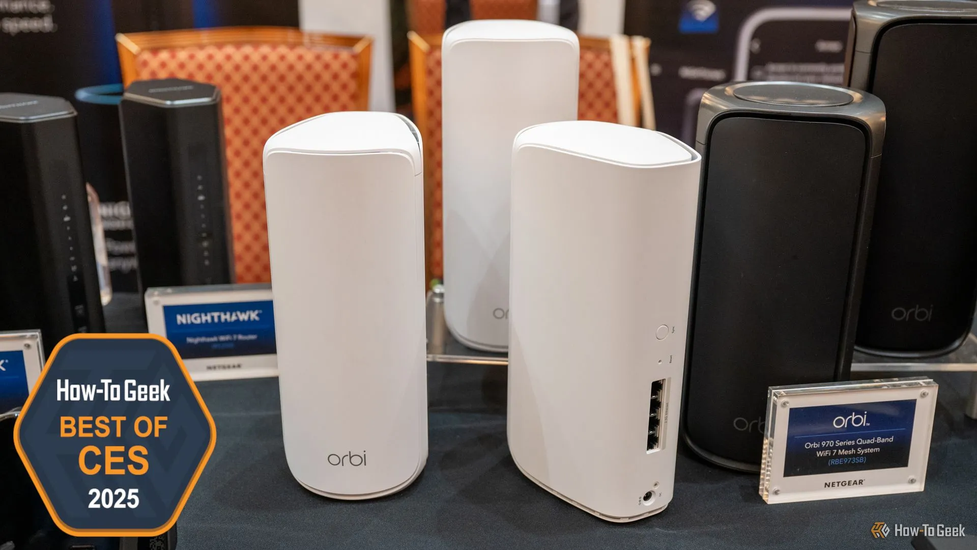 Hệ thống Wi-Fi Mesh NETGEAR Orbi 870 Series màu trắng đặt trên bàn