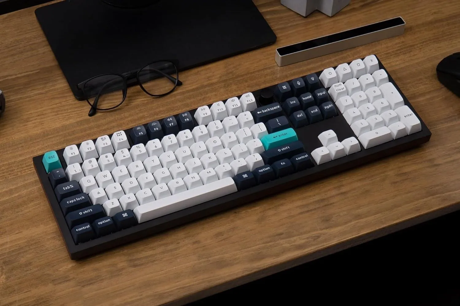 Hình ảnh bàn phím cơ Keychron Q6 Max trên bàn làm việc, cạnh màn hình và máy tính bảng, gợi ý cho việc luyện gõ phím hiệu quả