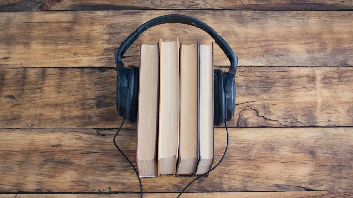 Hình ảnh các cuốn sách và tai nghe, tượng trưng cho audiobook không DRM.