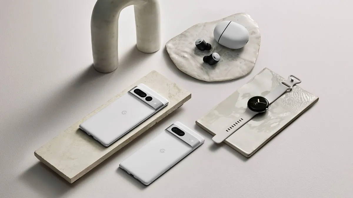 Hình ảnh các thiết bị Google Pixel, bao gồm smartphone, đồng hồ thông minh và tai nghe không dây, thể hiện chiến lược xây dựng hệ sinh thái sản phẩm của các hãng công nghệ để giữ chân người dùng trong bối cảnh lợi nhuận giảm dần từ việc bán riêng lẻ smartphone.