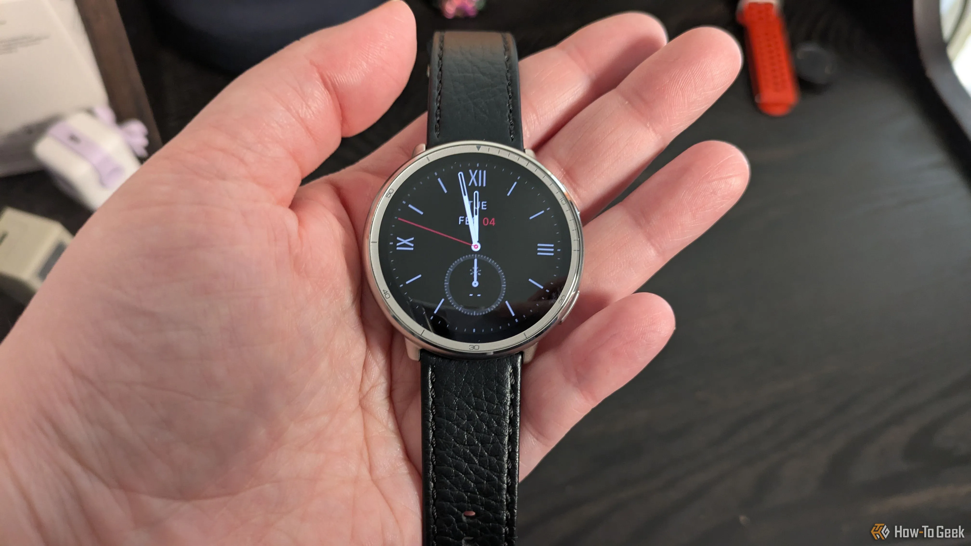 Hình ảnh cận cảnh Amazfit Active 2 trên cổ tay, cho thấy màn hình sắc nét và các cảm biến theo dõi sức khỏe.