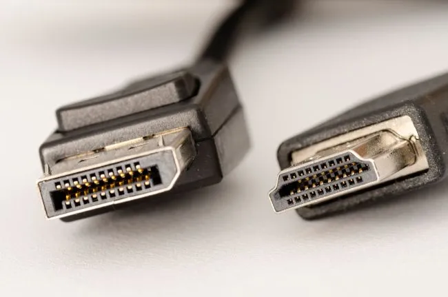Hình ảnh cận cảnh các cổng kết nối DisplayPort và HDMI trên màn hình, nhấn mạnh sự đa dạng kết nối cần thiết.