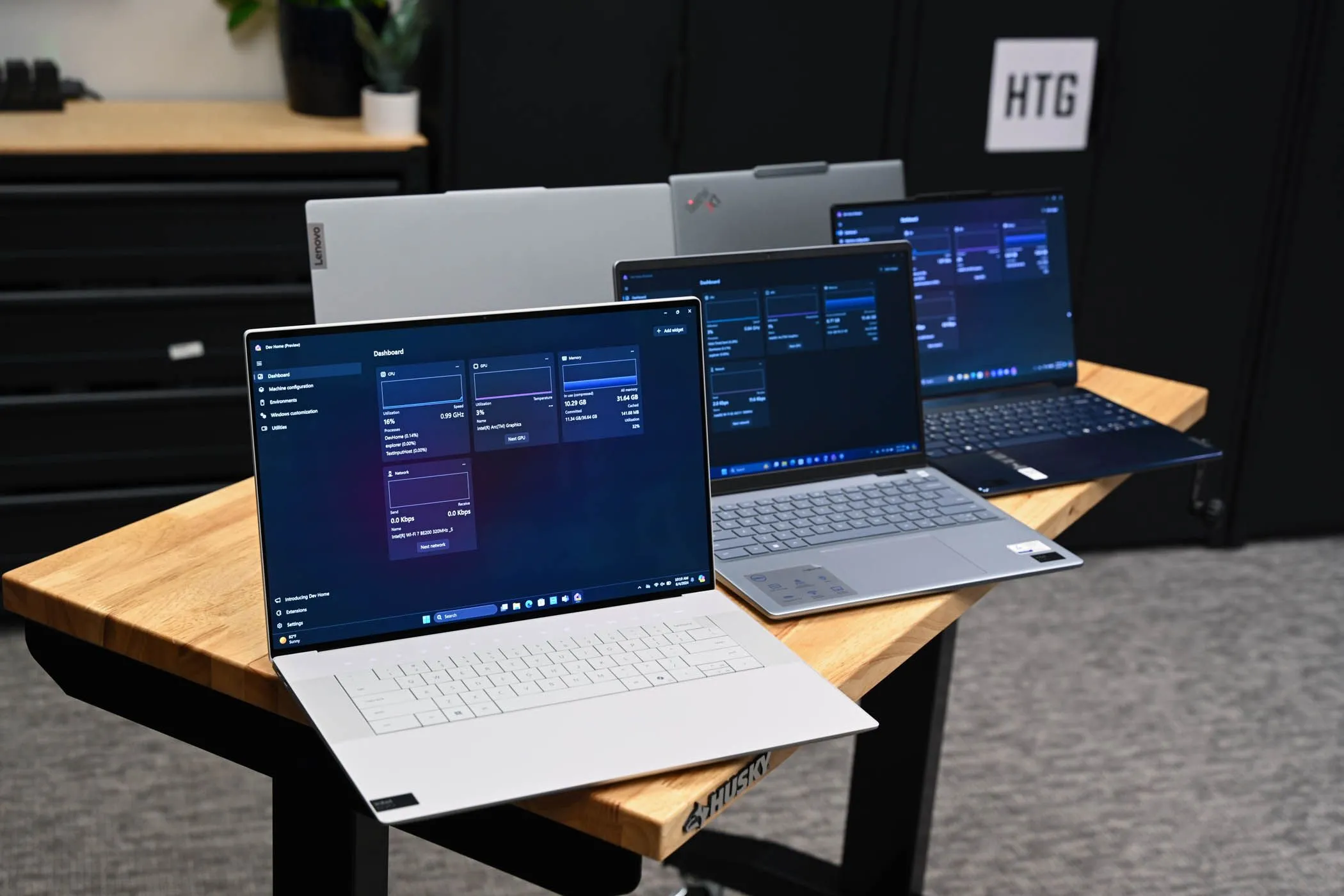 Hình ảnh cận cảnh một chiếc laptop đang chạy các bài kiểm tra hiệu năng