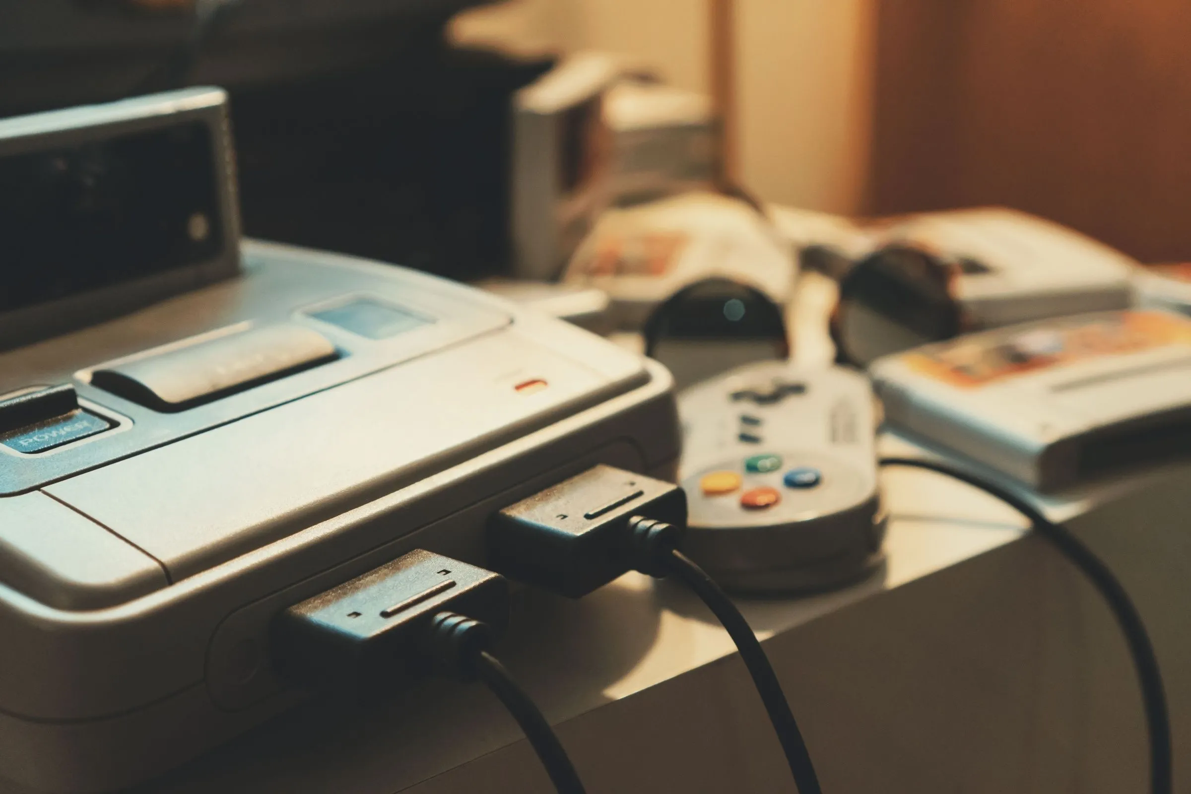 Hình ảnh cận cảnh một máy chơi game retro và tay cầm