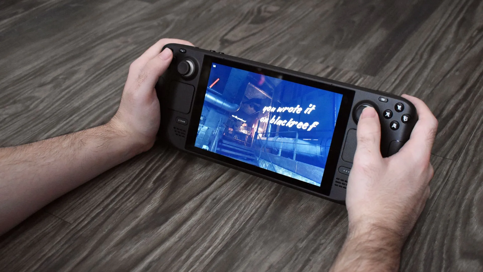 Hình ảnh một người đang chơi tựa game Deathloop trên Steam Deck, minh họa trải nghiệm stream game mượt mà với Moonlight.