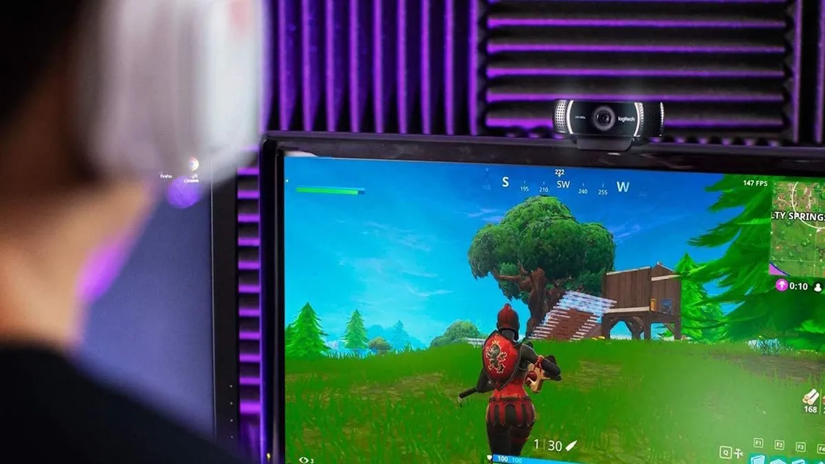 Hình ảnh một streamer đang chơi Fortnite, sử dụng webcam Logitech C922x để phát trực tiếp từ Xbox.