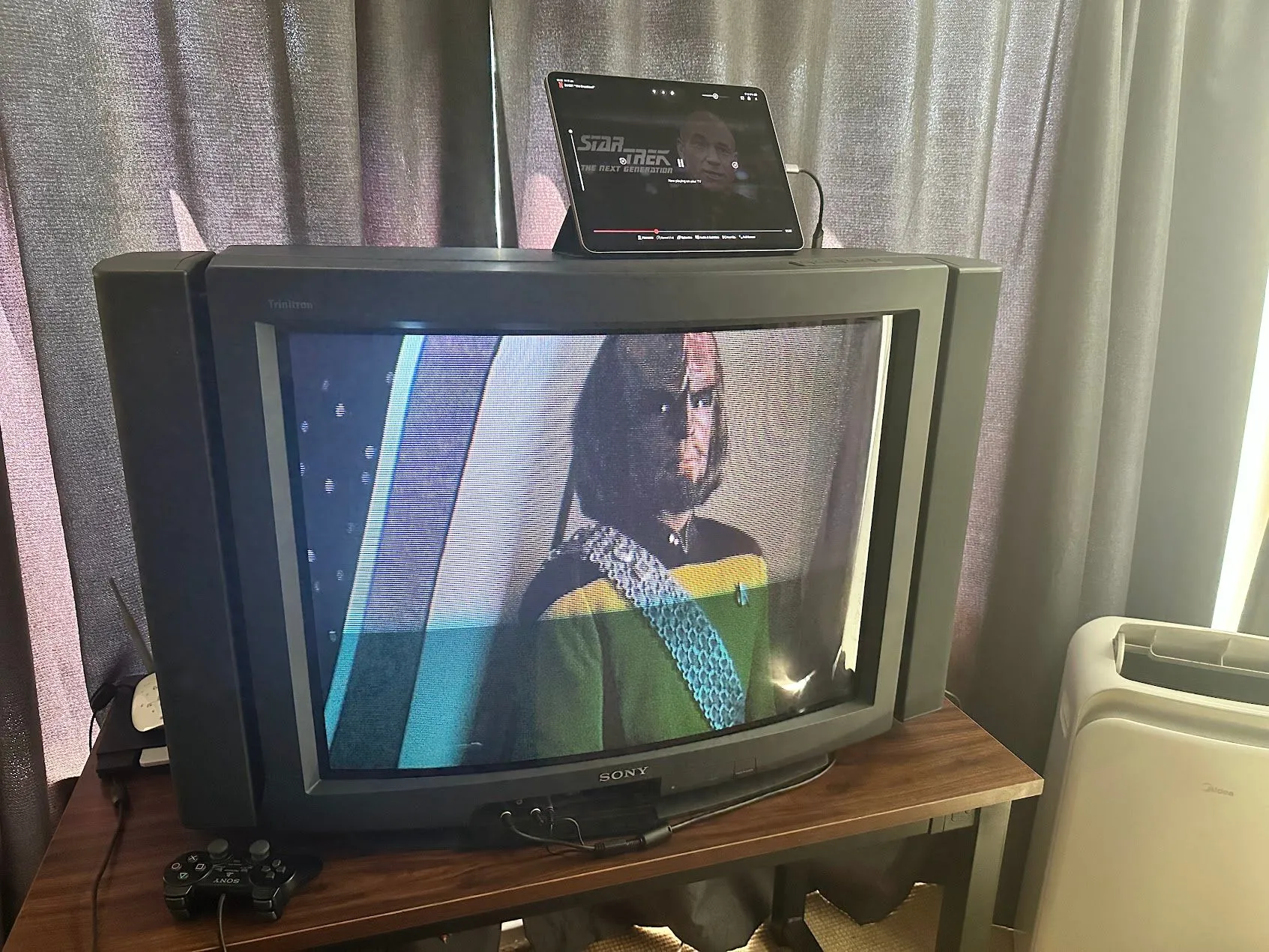 Hình ảnh phim Star Trek đang chiếu trên TV CRT, sử dụng iPad làm nguồn phát, minh họa việc sử dụng TV CRT cho nhiều mục đích giải trí