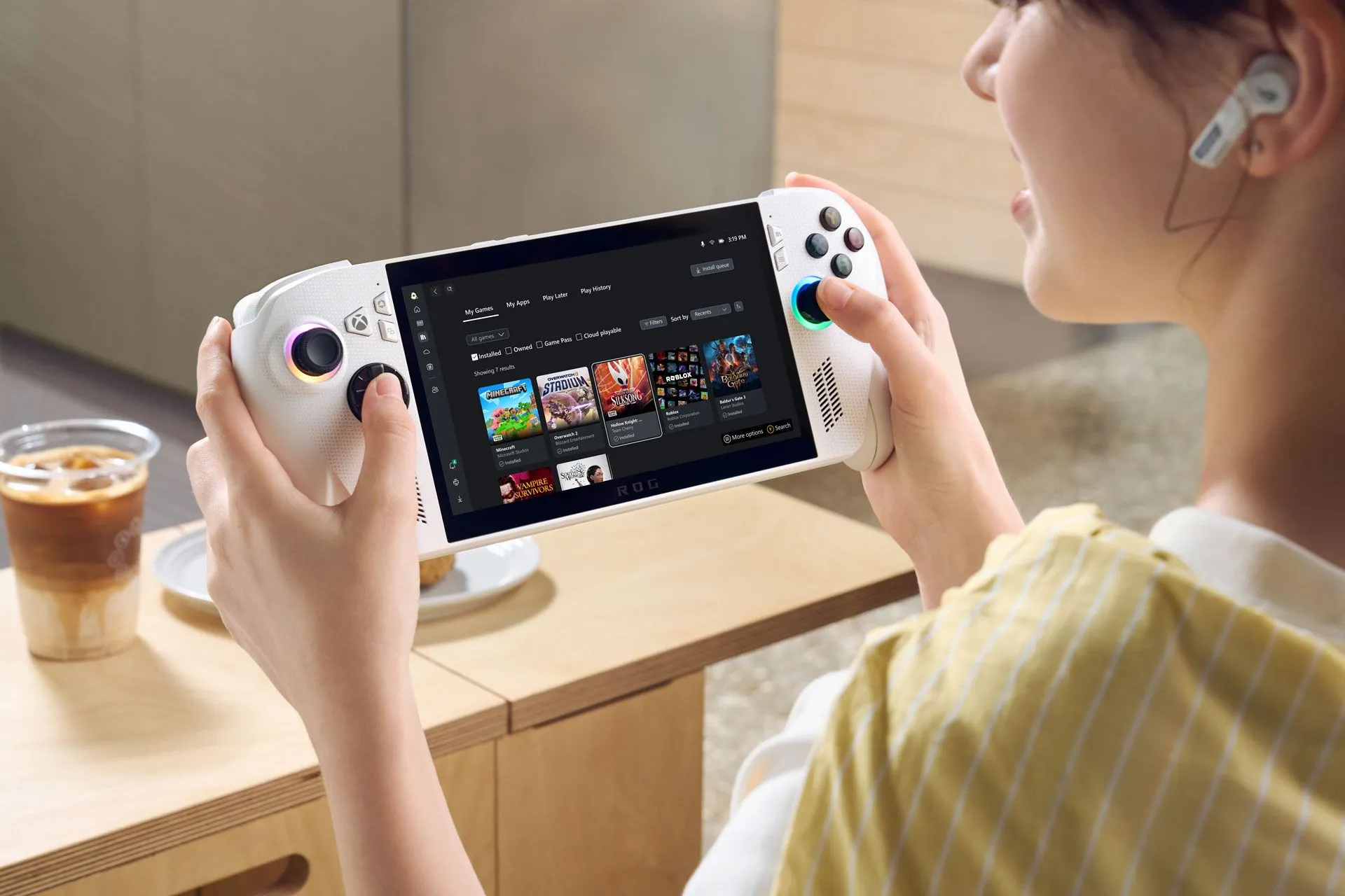 Hình ảnh quảng cáo cho thấy người dùng đang trải nghiệm chơi game trên thiết bị cầm tay Xbox ROG Ally X