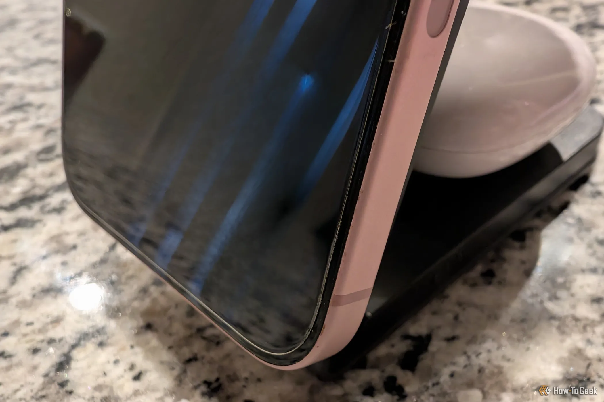 Hộp sạc AirPods đang được sạc trên đế sạc không dây InfinaCore T3 Pro