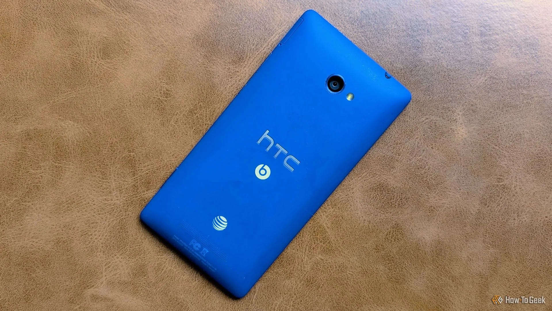 HTC 8X màu xanh dương với thiết kế vuông vắn, các cạnh bo nhẹ, thể hiện giao diện Windows Phone