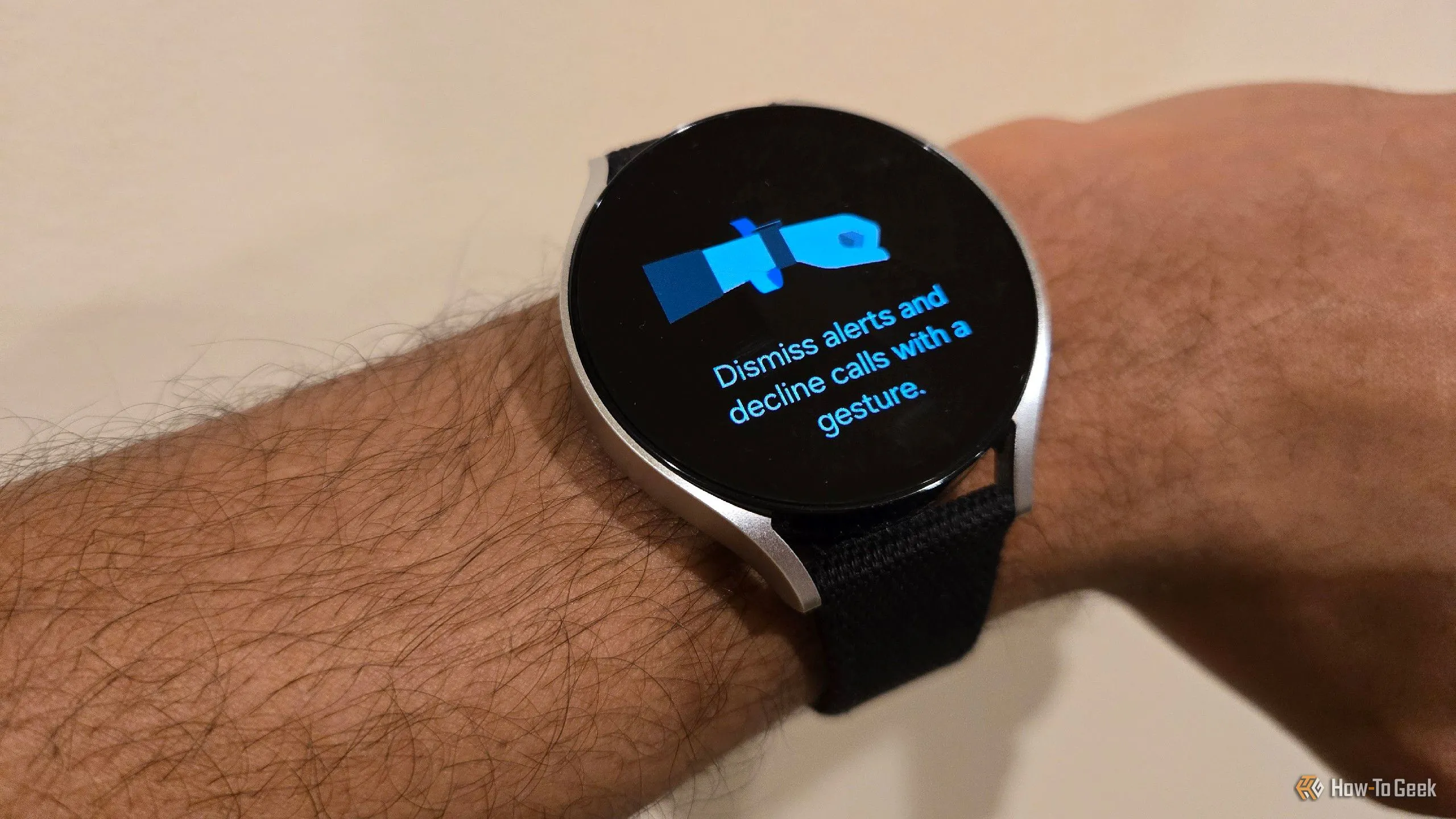 Hướng dẫn tắt thông báo trên Galaxy Watch bằng cử chỉ xoay cổ tay trong ứng dụng Samsung Wearable.