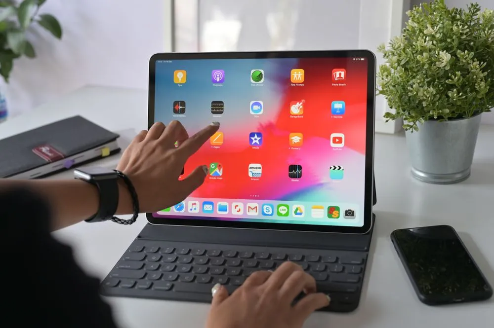 iPad Pro 12.9 inch kết nối với bàn phím, minh họa cho việc máy tính bảng cỡ lớn đã trở thành công cụ làm việc chính.