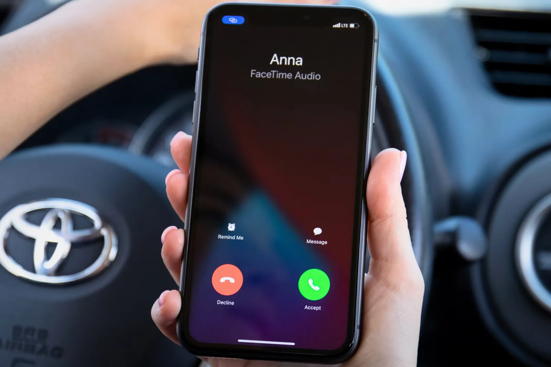 iPhone 11 nhận cuộc gọi FaceTime, thể hiện sự tiện lợi của điện thoại cho các cuộc đàm thoại.