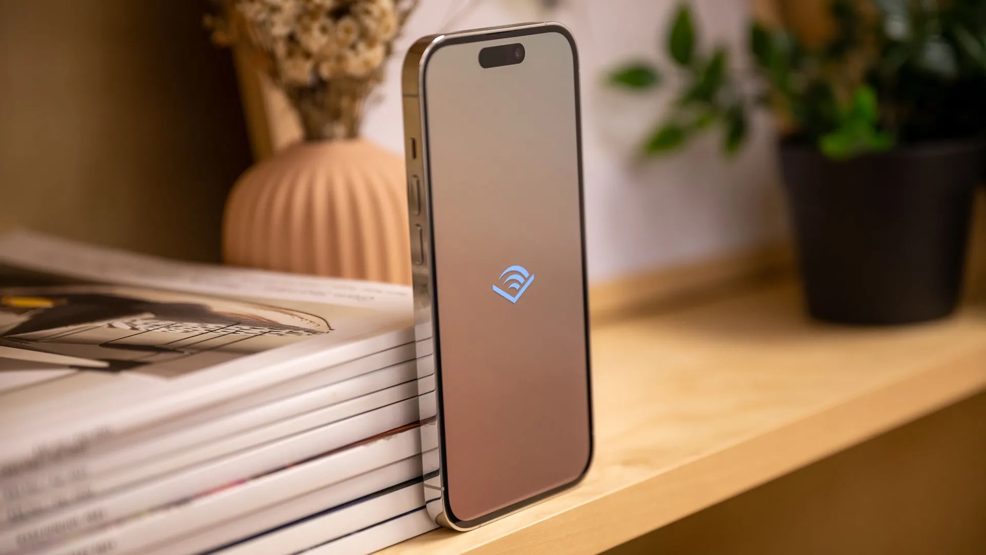 iPhone 14 Pro hiển thị logo Audible, minh họa trải nghiệm nghe sách nói di động thuận tiện.