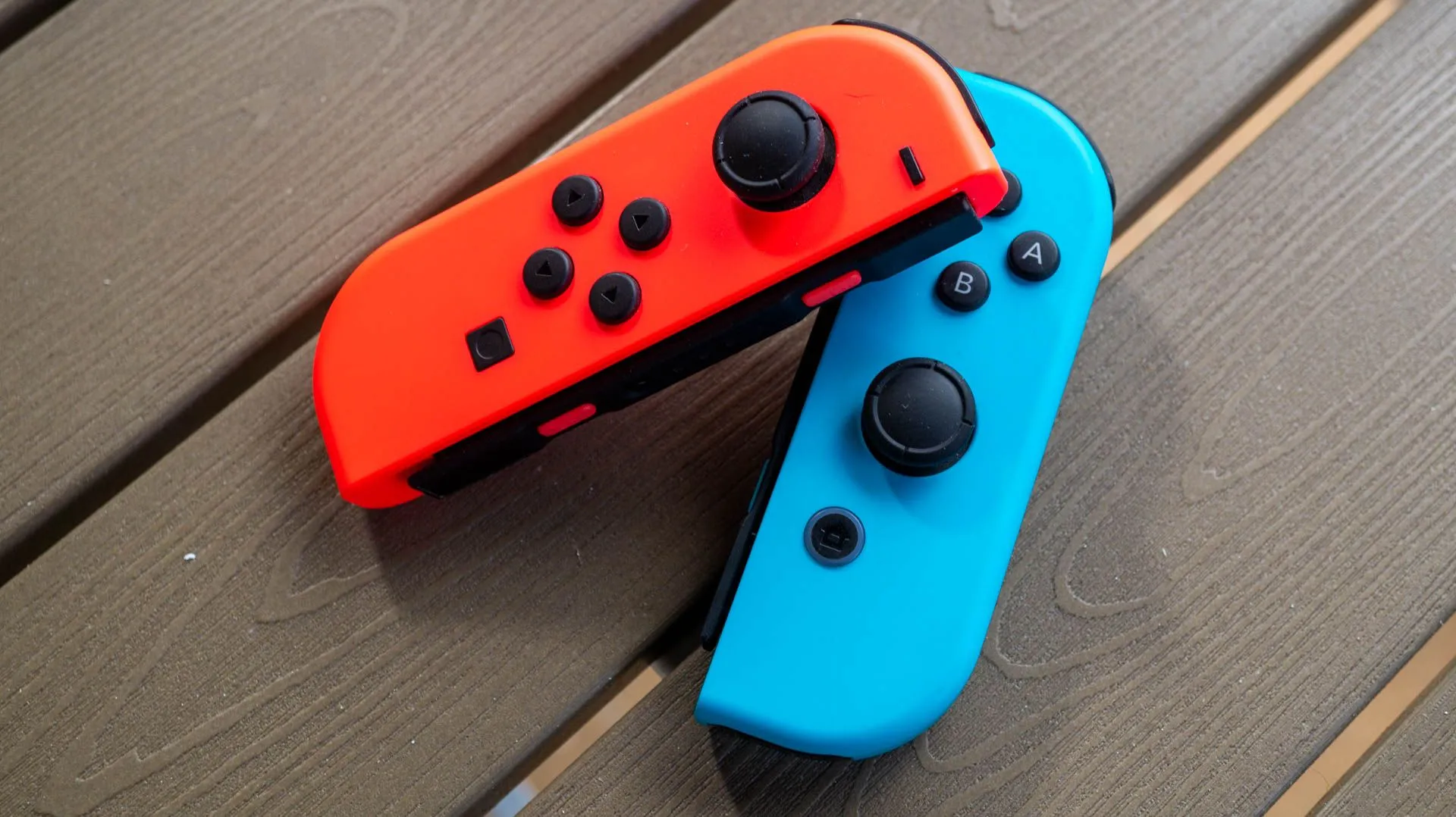 Joy-Con Nintendo Switch đặt trên bàn