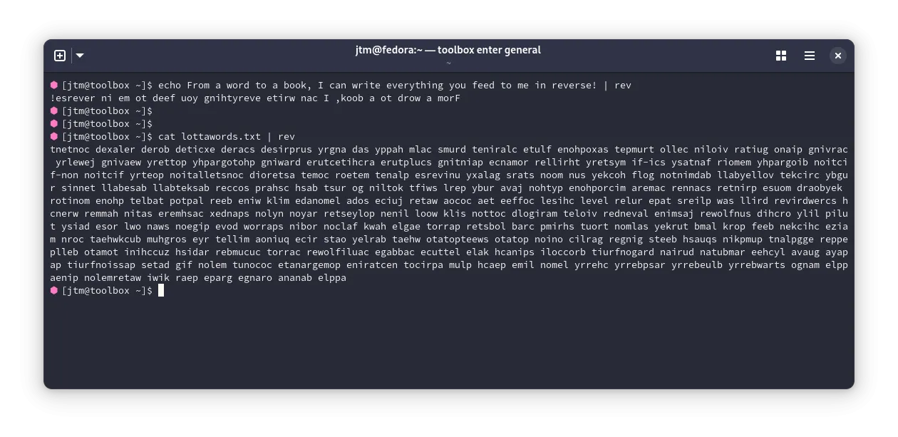 Kết quả của lệnh rev đảo ngược nội dung của một tệp văn bản trong terminal Linux.