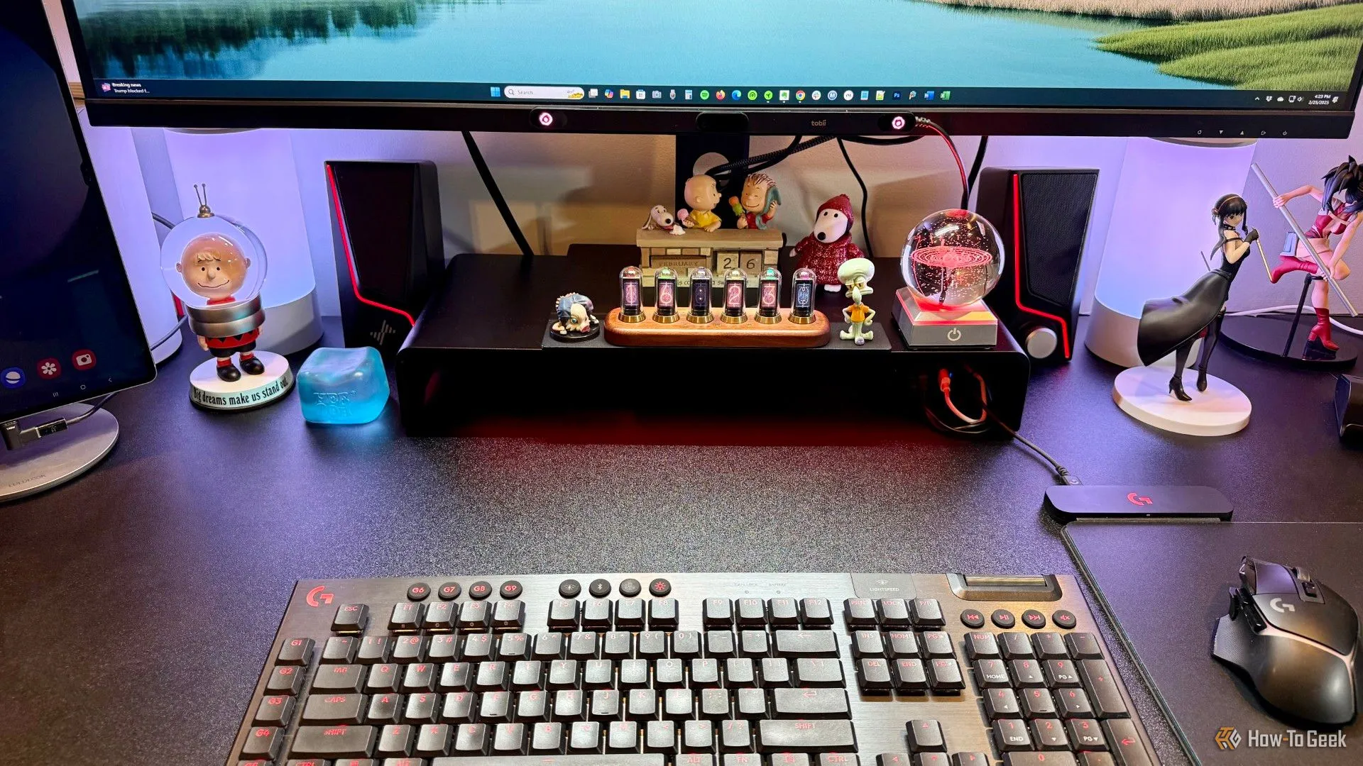 Không gian làm việc gọn gàng với Razer Monitor Stand Chroma tích hợp hub USB và đèn RGB.