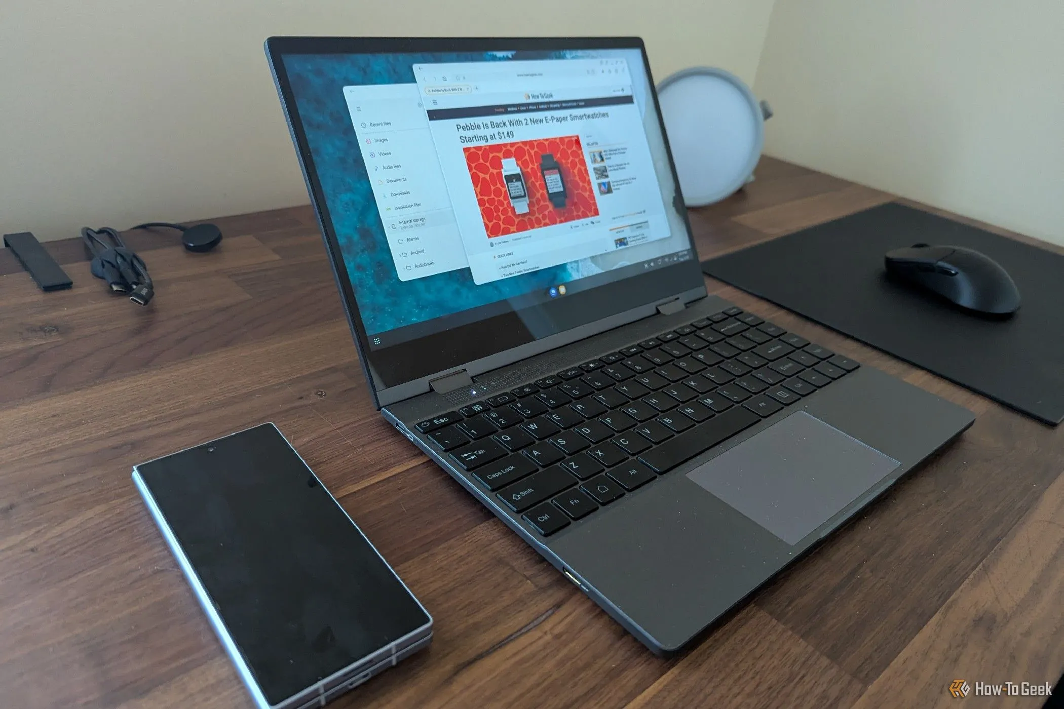 Lapdock UPerfect kết nối không dây với điện thoại Galaxy Z Fold 6, thể hiện sự tiện lợi của giải pháp di động này
