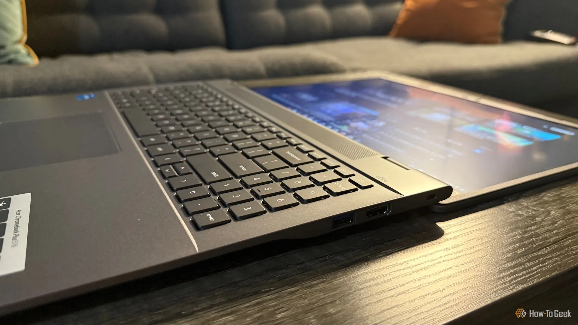 Laptop Acer Chromebook Plus 516 đặt phẳng trên bàn, hiển thị thiết kế mỏng và gọn gàng của máy.