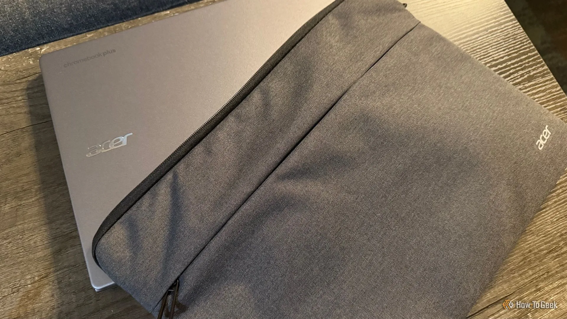 Laptop Acer Chromebook Plus 516 được đặt gọn gàng trong túi bảo vệ màu xám, sẵn sàng cho việc di chuyển.