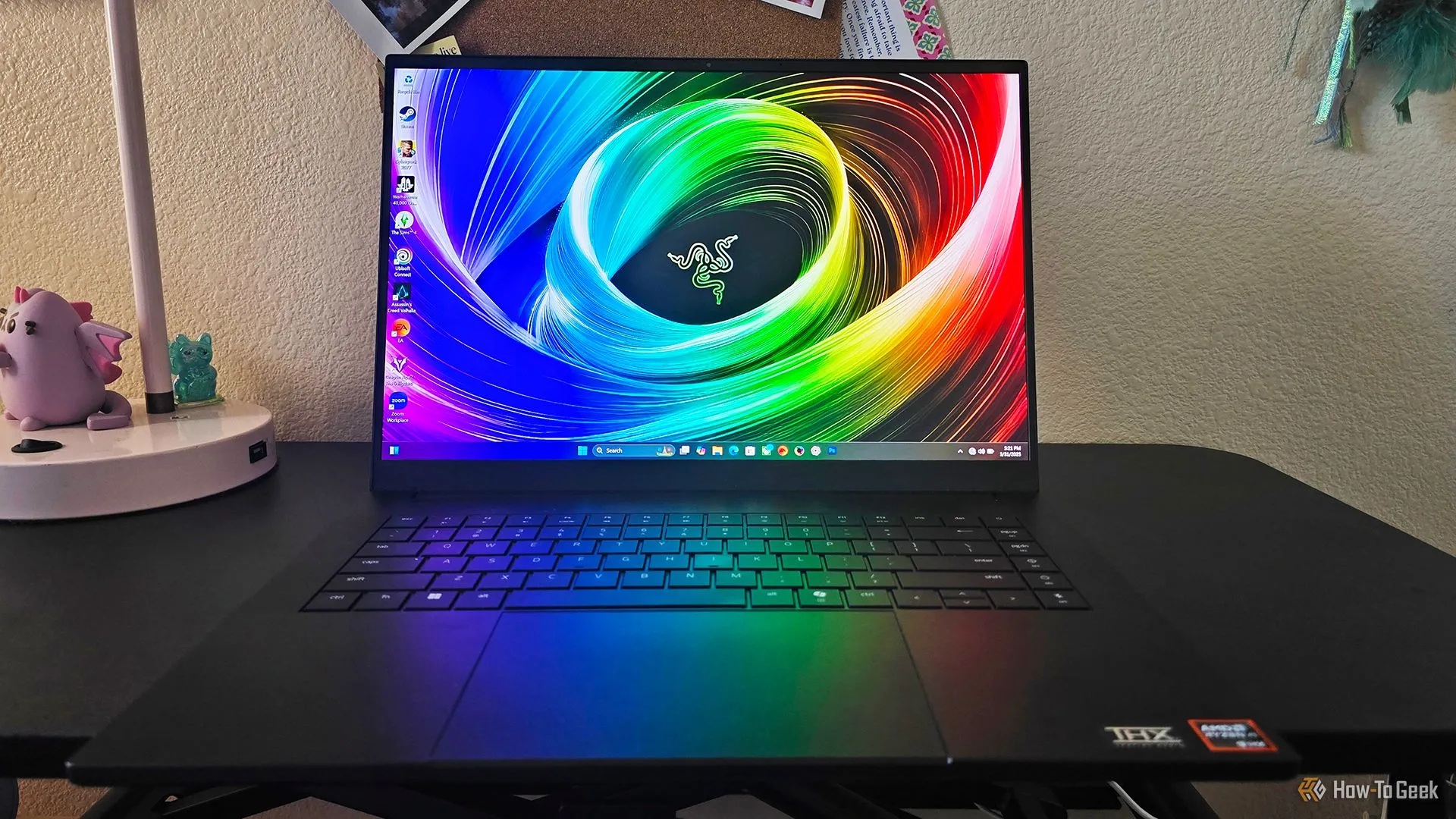 Laptop gaming Razer Blade 16 (2025) màu đen mở trên bàn, minh họa việc Razer tạm ngừng bán laptop trực tiếp tại Mỹ do các chính sách thuế.